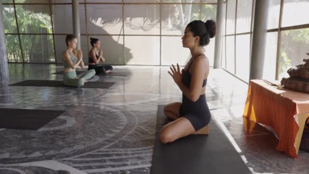 Groupe Femmes Pratiquant Yoga Assis Sur Pose Padmasana Respirant Sentant — Video