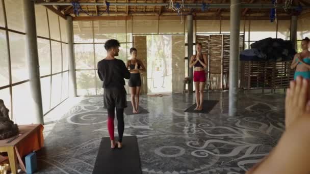 Instructeur Masculin Dirigeant Classe Groupe Yoga Dans Grand Studio Centre — Video