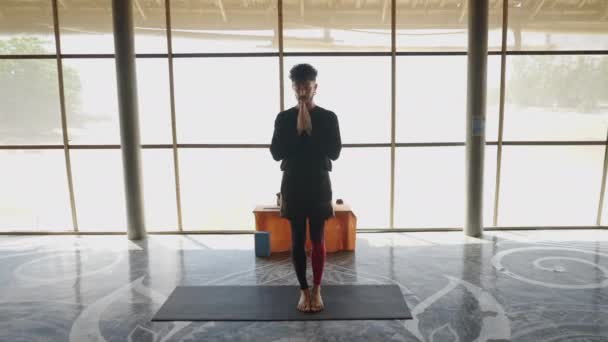 Instructor Yoga Une Sus Palmas Los Estudiantes Siguen Levántate Con — Vídeos de Stock
