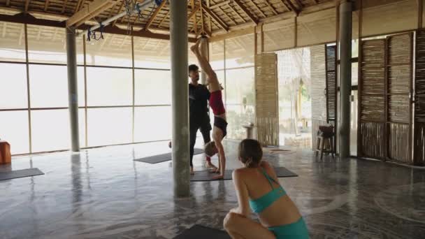 在泰国康复中心的瑜伽课上 做手倒立姿势的白人妇女 4K水平视频 — 图库视频影像