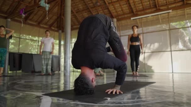 Professeur Yoga Montre Comment Faire Poser Sirsasana Démonstration Pose Tête — Video