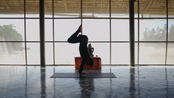Молодой Мужчина Практикующий Йогу Большой Студии Рядом Пляжем Таиланде Горизонтальное — стоковое видео