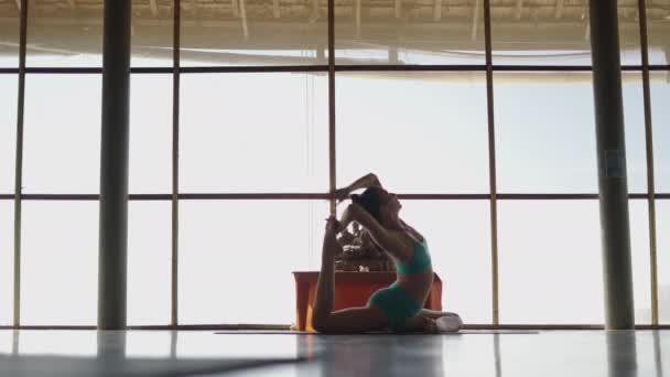 Женщина Практикует Упражнения Йоги Повышения Гибкости Спины Широкий Выстрел Горизонтальное — стоковое видео