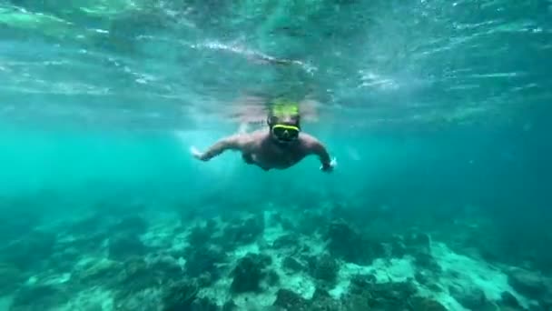 Chlápek Černými Kraťasy Potápějící Kameře Dívající Mořské Dno Shot Iphone — Stock video