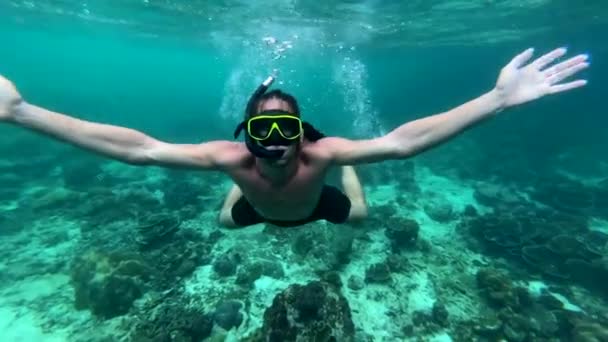 潜水者带着潜水面具张开双臂 在热带海域向后游 用Iphone射击 — 图库视频影像