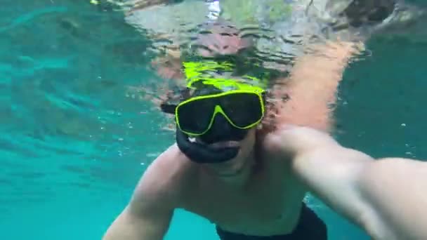 做潜水动作的人拿着相机记录自己在水下 用Iphone射击 — 图库视频影像
