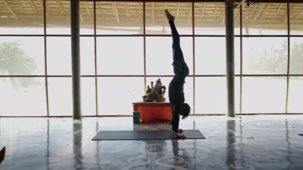 Silueta Hombre Joven Practicando Diferentes Posiciones Yoga Horizontal Video — Vídeo de stock