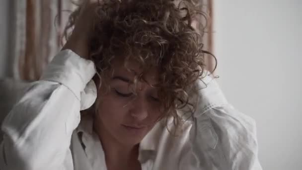 Genç Bir Kadın Saçını Sallıyor Kameraya Seksi Görünüyor Yatay Video — Stok video