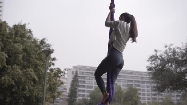 Кавказька Дівчинка Тримається Чорною Мотузкою Парку Іспанії — стокове відео
