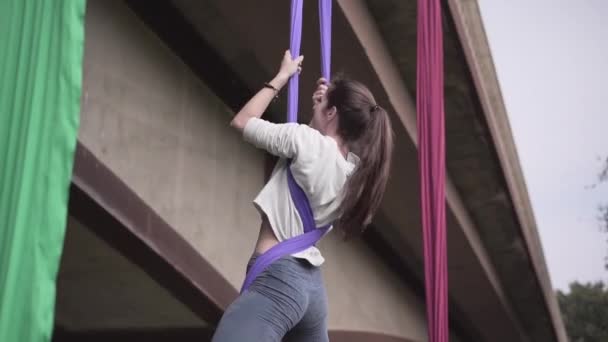 Γυναίκα Προσπαθεί Κρατήσει Την Ισορροπία Δύο Μέτρα Υψόμετρο Στο Πάρκο — Αρχείο Βίντεο