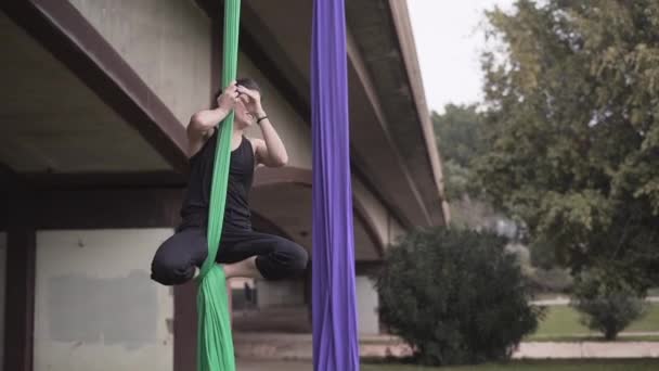 Dziewczyna Wspinająca Się Zielone Płótno Parku Publicznym Walencji Lifestyle Video — Wideo stockowe