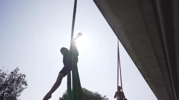 Paar Junger Frauen Klettert Spanien Von Einem Tuch Und Dreht — Stockvideo