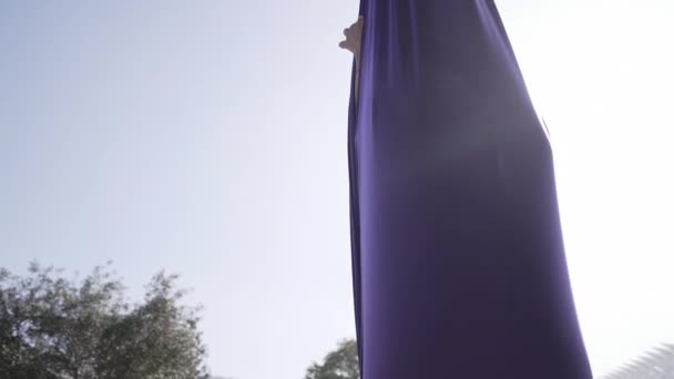 Mujer Oculta Girando Con Paño Púrpura Jardines Del Turia Estilo — Vídeos de Stock