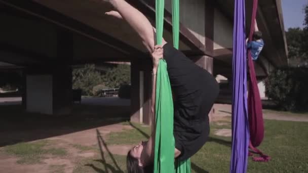 Grupa Przyjaciół Ćwiczących Akrobacje Tkaniną Jogi Walencji Lifestyle Video — Wideo stockowe
