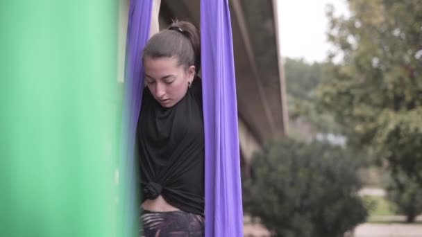 Kız Tuvale Tırmanıp Spanyol Parkında Aeroyogaya Hazırlanıyor — Stok video