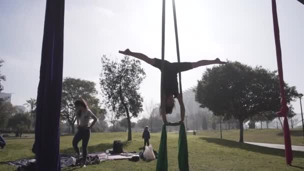 Chica Caucásica Practicando Yoga Aéreo Mientras Sus Amigos Están Viendo — Vídeos de Stock