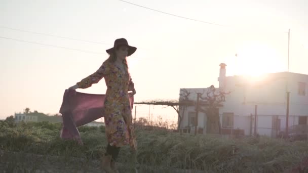 バレンシアで彼女のスカーフを展開しながら田舎を歩くブロンドの女の子 ライフスタイルコンセプト — ストック動画