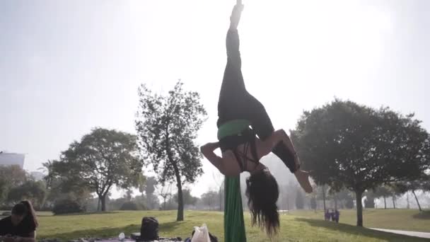 Женщина Вверх Тормашками Занимается Воздушной Йогой Jardines Del Turia Lifestyle — стоковое видео