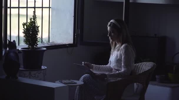 西班牙的金发女孩在窗前的绘画 生活方式的概念 — 图库视频影像