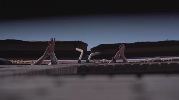Неузнаваемые Руки Хлопающие Окон Здания Испании Карантин Ковид — стоковое видео