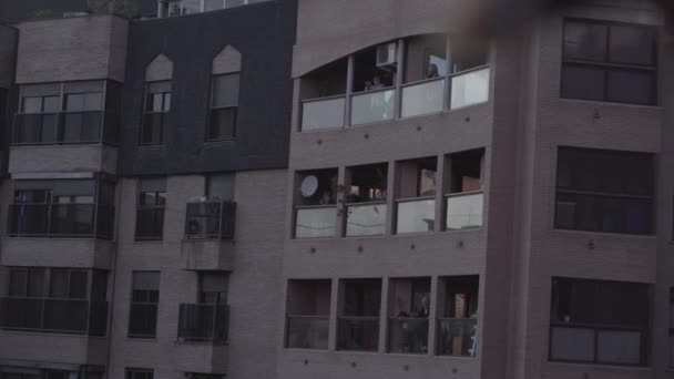 Нерозпізнані Люди Аплодують Балкона Іспанії Ковід Карантин — стокове відео