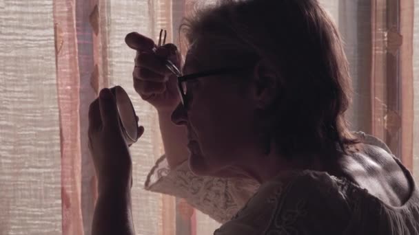西班牙成年女子在镜子前皱起眉头 科维德检疫 — 图库视频影像