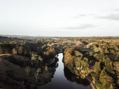 Orman arasında bir nehrin manzarası hafif bulutlu bir gökyüzü - yaşam tarzı konsepti