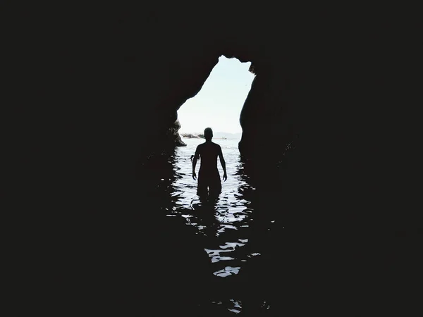 Garçon Par Derrière Baigner Dans Une Grotte Marine Lifestyle Travel — Photo