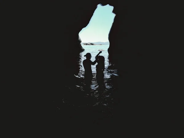 Mujer Joven Hombre Bañándose Una Cueva Mar Lifestyle Travel Concept — Foto de Stock
