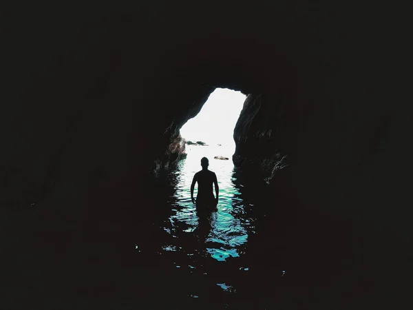 Jeune Homme Rétroéclairé Baignant Dans Grotte Lifestyle Travel Concept — Photo