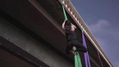 Valencia 'da iki arkadaşıyla hava yogası yapan bir kız.