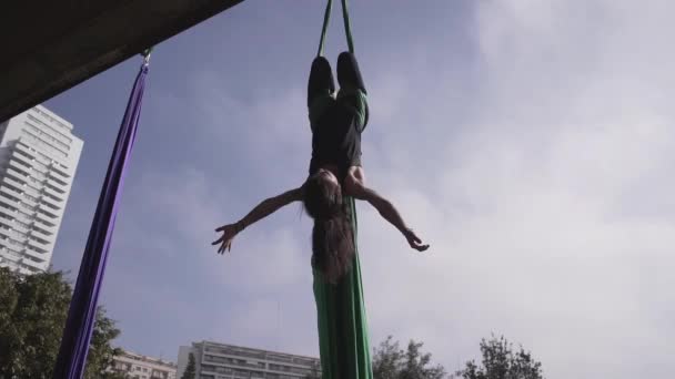 Kobieta Robi Akrobacje Płótna Trzy Metry Nad Ziemią Hiszpanii Lifestyle — Wideo stockowe