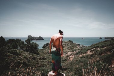 Geniş bir kütüğün üzerinde sırtüstü yatmış çıplak bir adam - Yaşam Tarzı Seyahat Konsepti