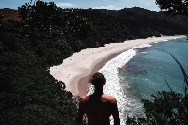 Junge Blickt Vom Berg Auf Das Meer Neuen Kumpels Lifestyle — Stockfoto