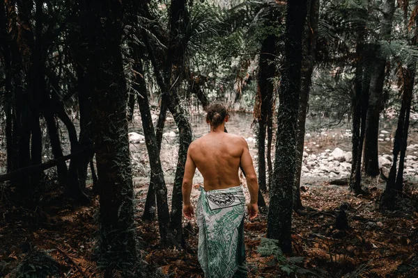 白种人男孩 背靠背 腿上缠着一条毛巾 朝河边走去 他走在新的热血沸腾 Lifestyle的人行道上 — 图库照片