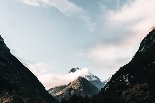 Paysage Magnifique Calmes Montagnes Rocheuses Enneigées Entre Nuages Ciel Bleu — Photo