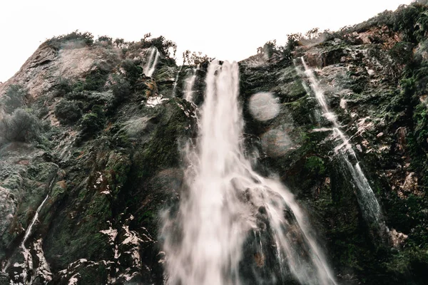 Nagy Vízesések Rohanó Sziklás Hegyek Fröccsenő Kamera Üveg Milford Hang — Stock Fotó