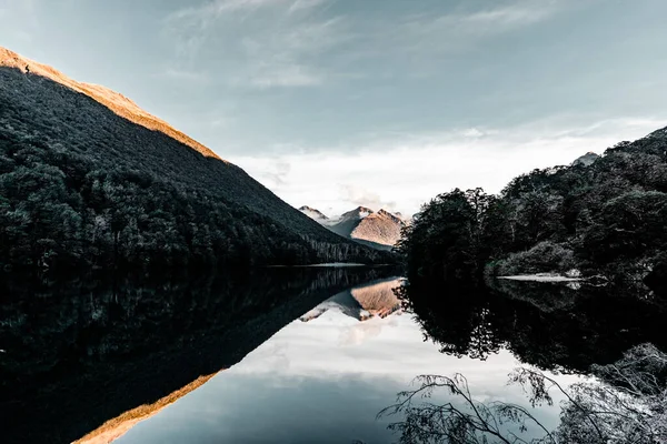 Eau Lac Très Calme Avec Reflet Des Montagnes Impressionnantes Entre — Photo