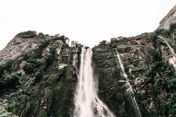 Gipfel Der Berge Das Wasser Der Wasserfälle Beeindruckenden Hochgebirge Fallen — Stockfoto