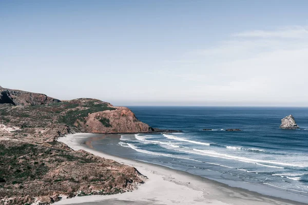 Schöner Ruhiger Und Einsamer Strand Mit Einigen Wellen Sauberen Wassers — Stockfoto