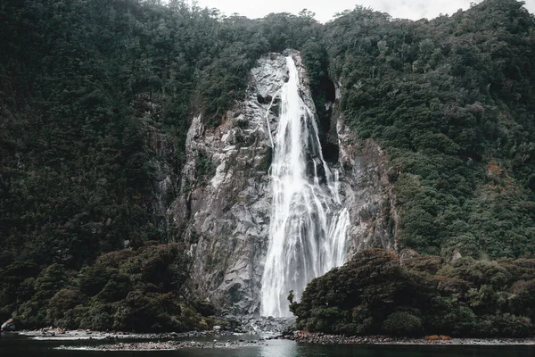Wasserfallwasser Bahnt Sich Seinen Weg Zwischen Felsen Und Waldbäumen Einen — Stockfoto