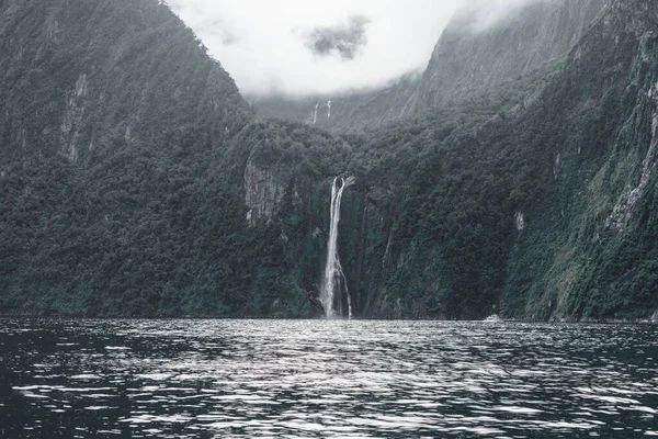 Kleine Wasserfälle Die Zwischen Den Imposanten Bergen Mit Viel Grün — Stockfoto