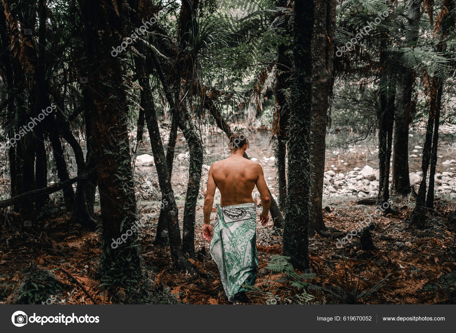 Large Épaule Poitrine Nue Jeune Homme Caucasien Marche Rivière Entre —  Photo de stock par ©ChamanExperience - 619670052