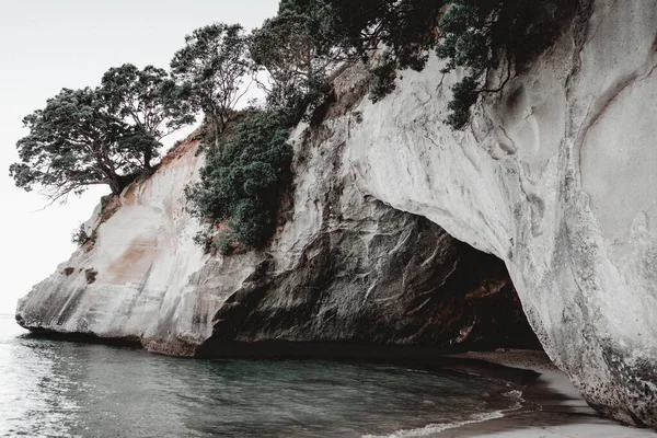 Eingang Einer Höhle Den Felsen Des Meerwassers Lifestyle Travel Concept — Stockfoto