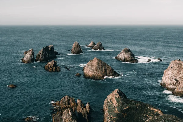 Ein Paar Große Felsen Mitten Meer Der Küste Ein Ruhiger — Stockfoto