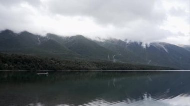 Rotoiti Gölü çevresi yeşilliklerle çevrili, dağların suya yansıması, Yeni Zelanda - seyahat kavramı