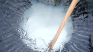 Jakuzinin kapanışı ahşap bir sopayla kaldırılıyor, Yeni Zelanda - yaşam tarzı konsepti