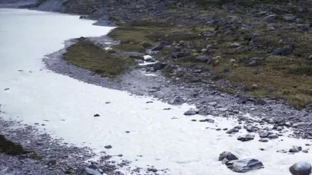 Rio Correndo Montanhas Cobertas Neve Inverno Monte Cozinheiro Nova Zelândia — Vídeo de Stock