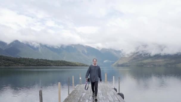 Człowiek Spaceru Aparatem Fotograficznym Drewnianym Moście Jeziorze Rotoiti Nowa Zelandia — Wideo stockowe