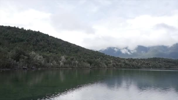 山と大きな雲に囲まれたロティ湖 ニュージーランド 旅行コンセプト — ストック動画
